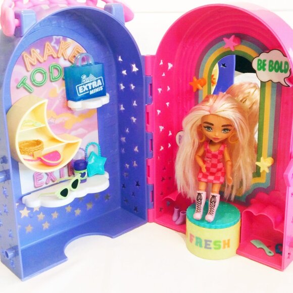 Barbie Extra Minis Boutique with One Mini Barbie & Some Accessories - Picture 2 of 16